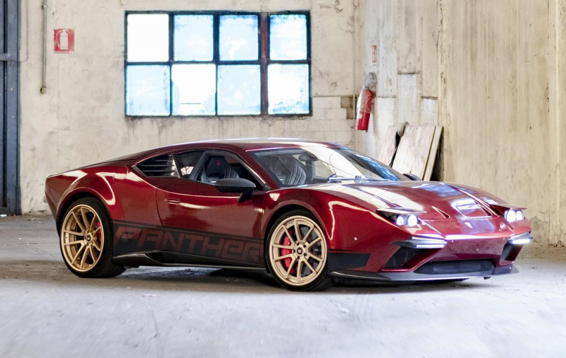Ares Panther in garage rechts voor drie kwart
