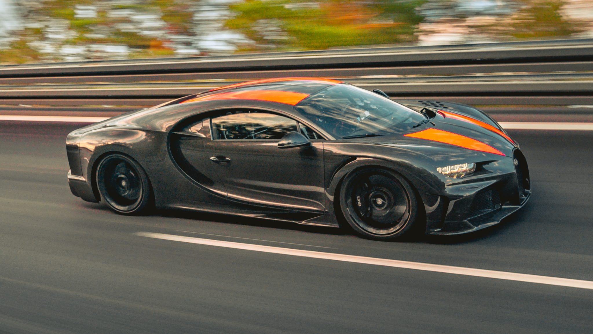 Bugatti Chiron Super Sport rijder zijkant