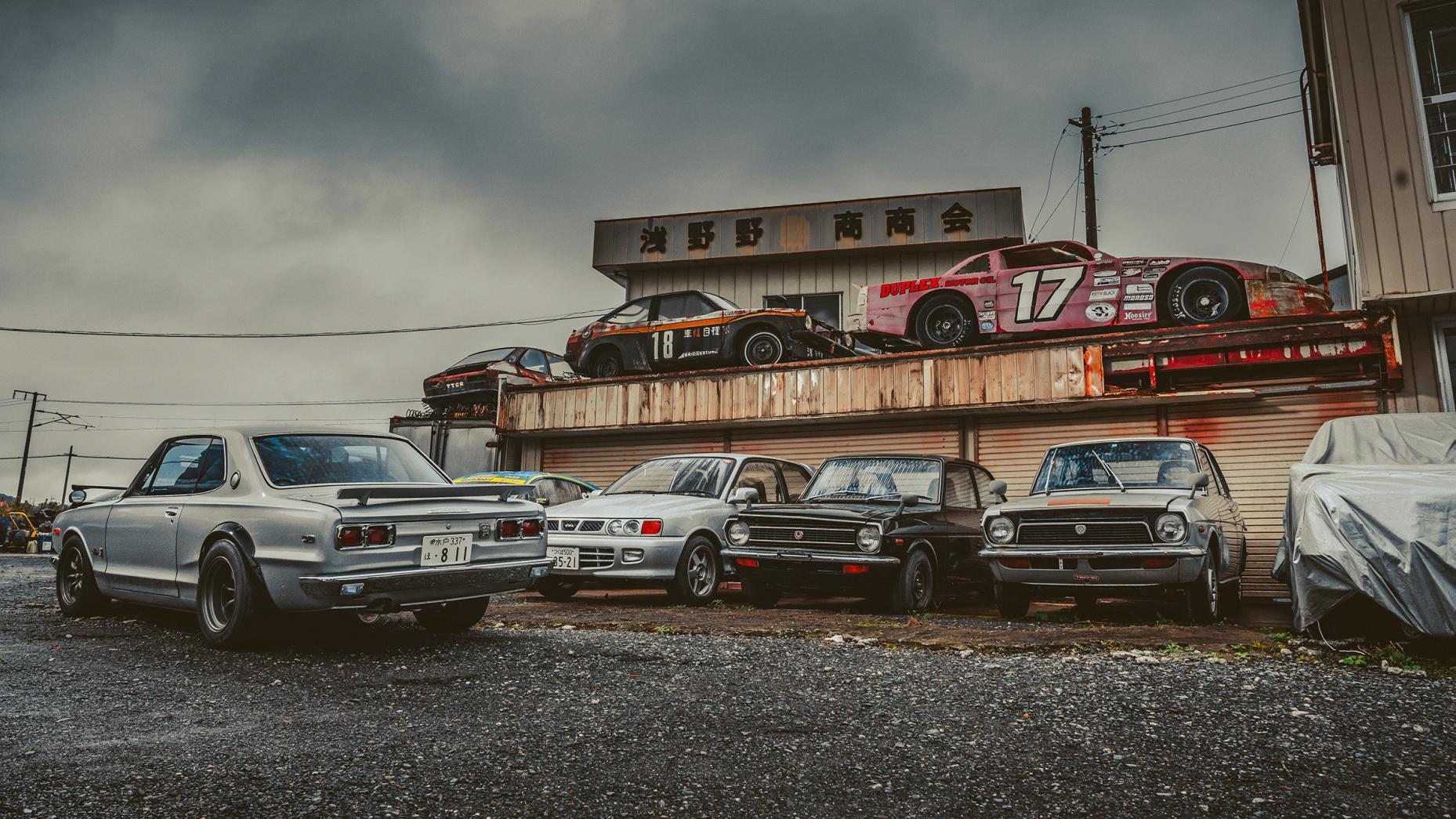 Japans autokerkhof NASCAR-auto op dak