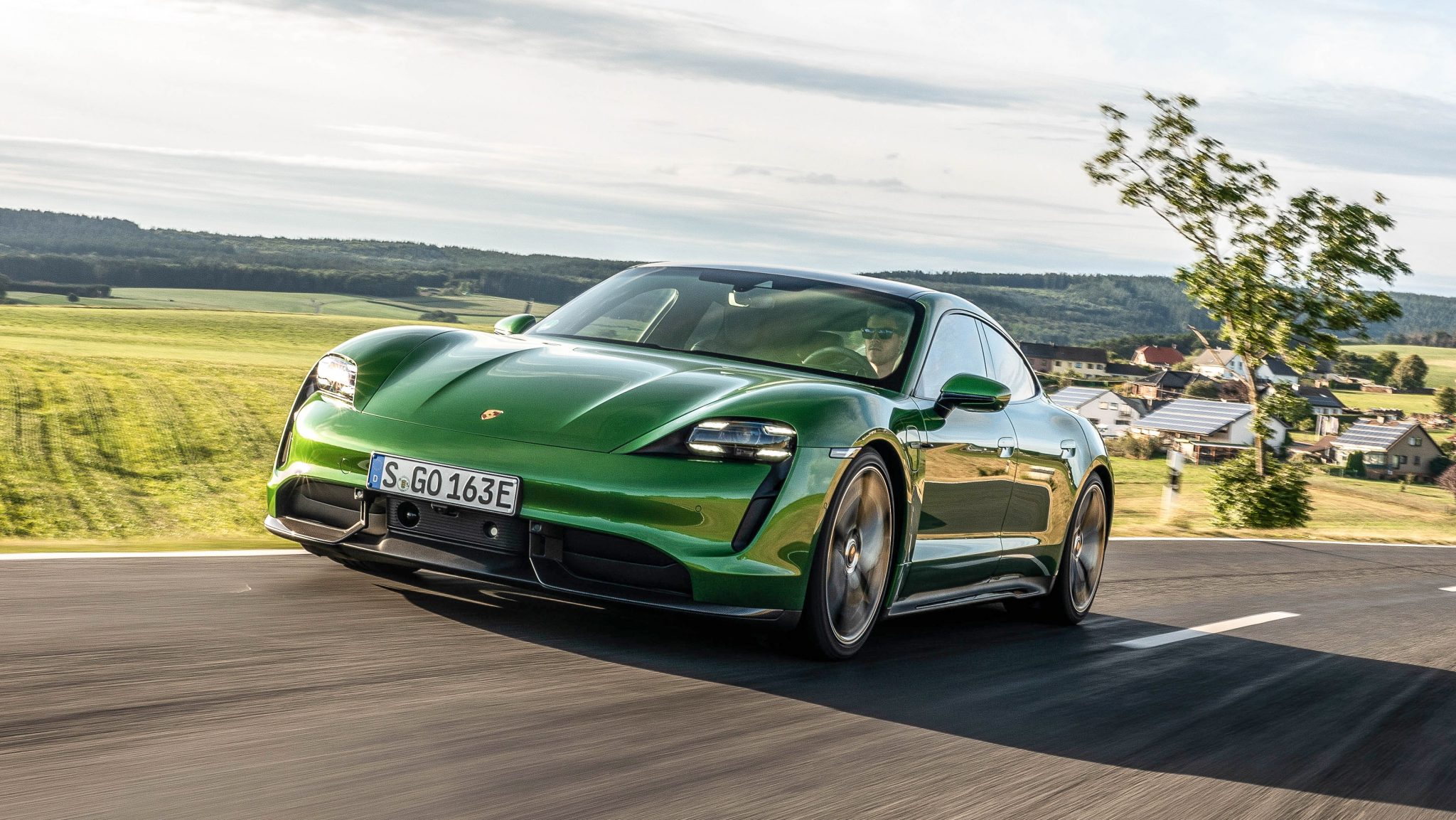 Porsche Taycan Turbo S rijder 3 4 voor heuvel