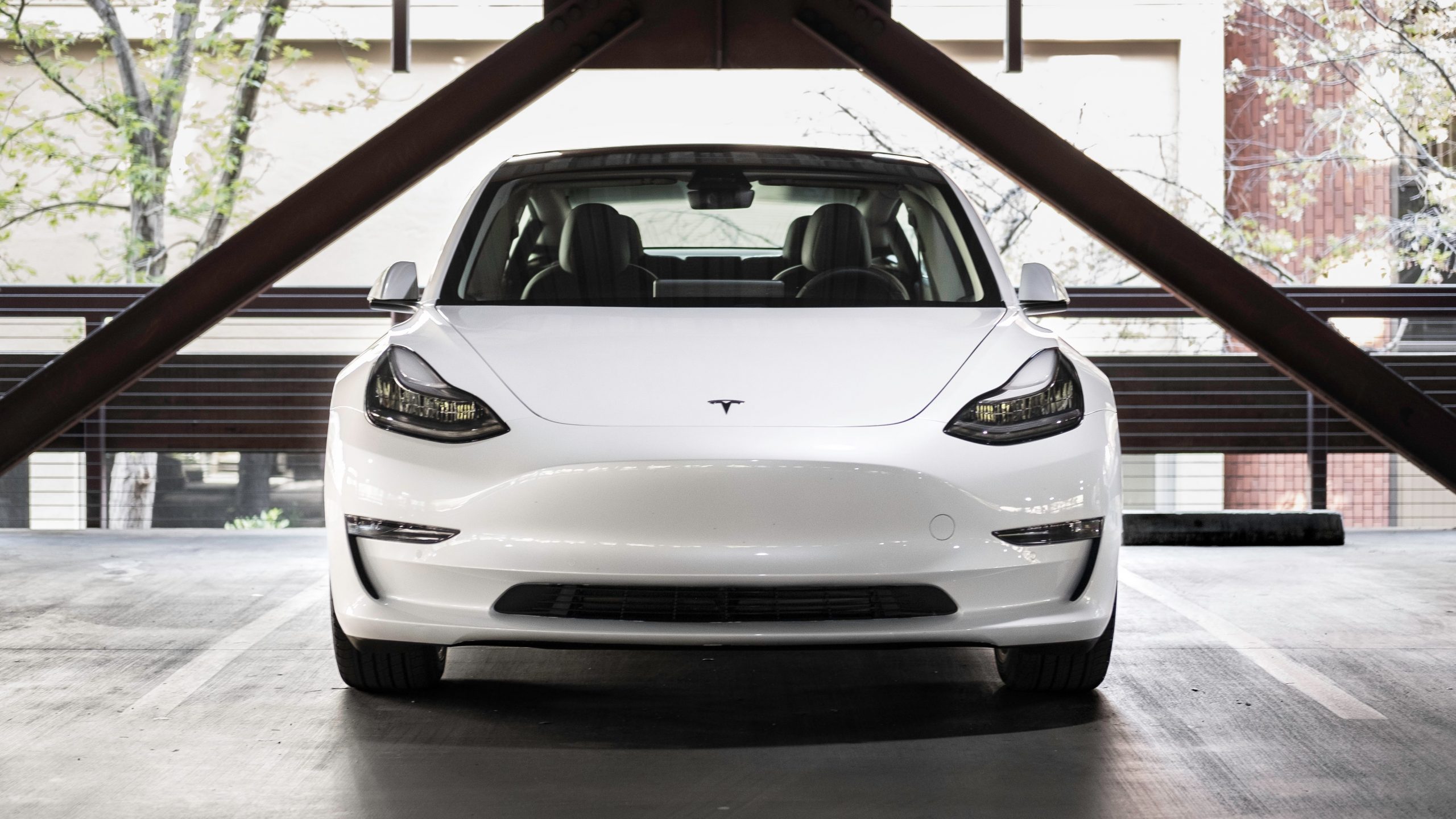 Tesla Model 3 in parkeergarage