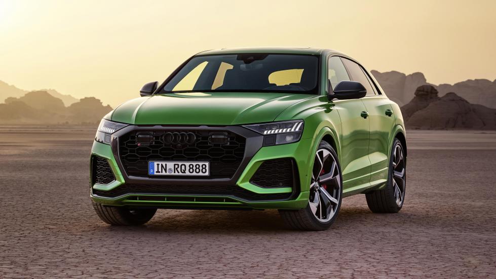 Audi RS Q8 drie kwart voor zand
