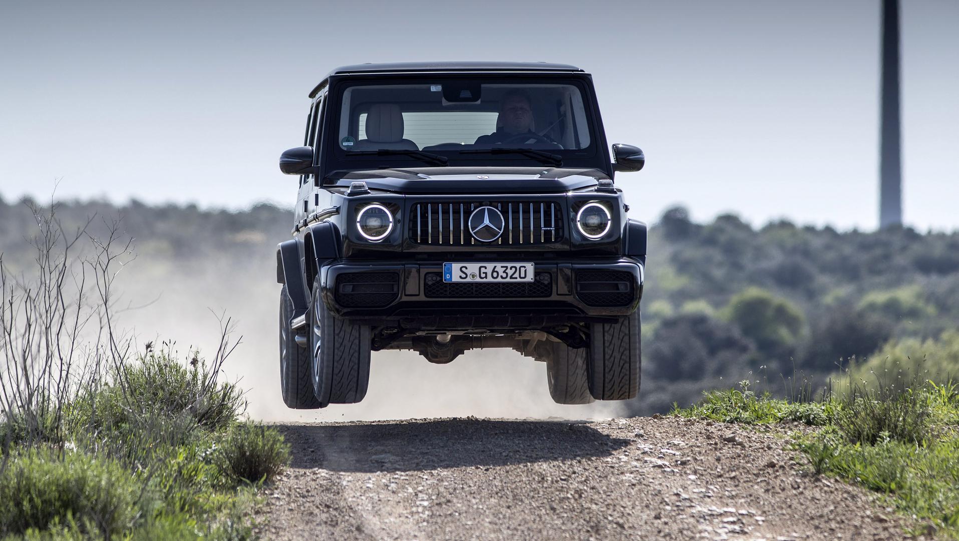 Mercedes G-klasse vier wielen van de grond