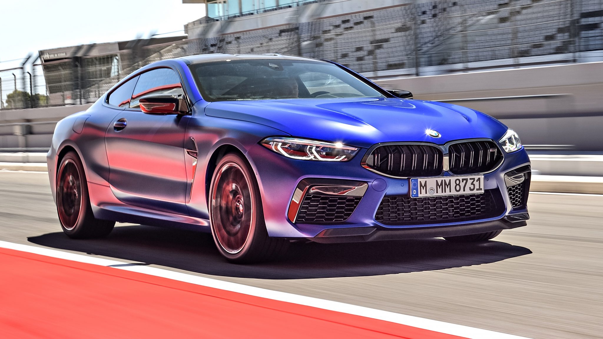 BMW M8 Competition rijder 3 4 voor in pits