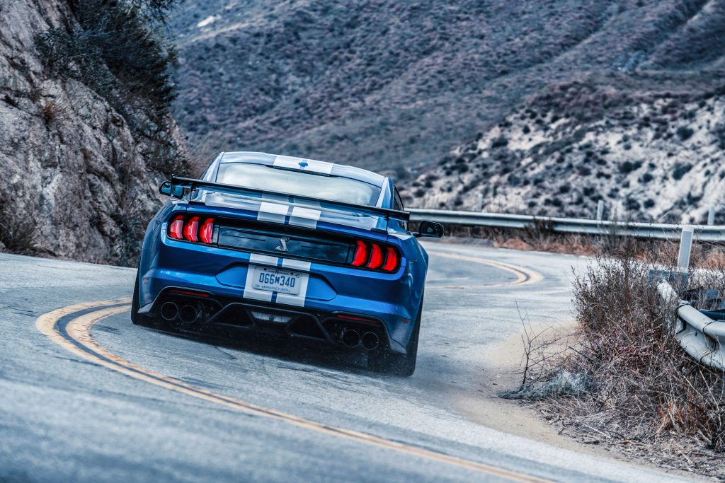 Ford Mustang Shelby GT500 rijder achterkant