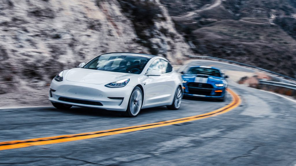 Ford Mustang Shelby GT500 vs Tesla Model 3 rijders 3 4 voorkant