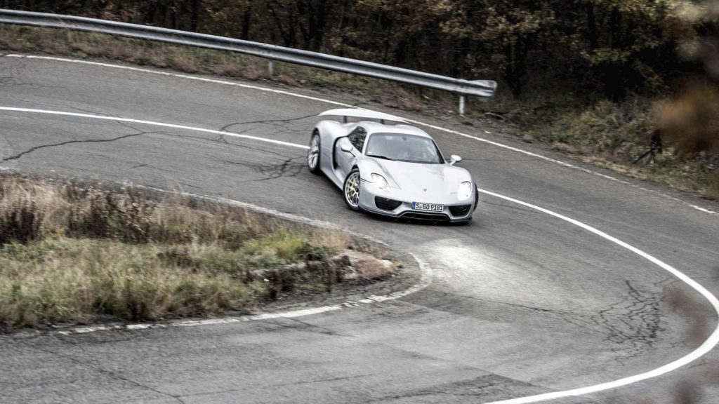Porsche 918 Spyder haarspeldbocht drift