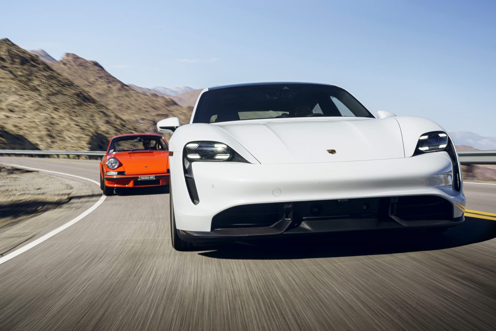 Porsche oer 911 vs Porsche Taycan rijders voorkant