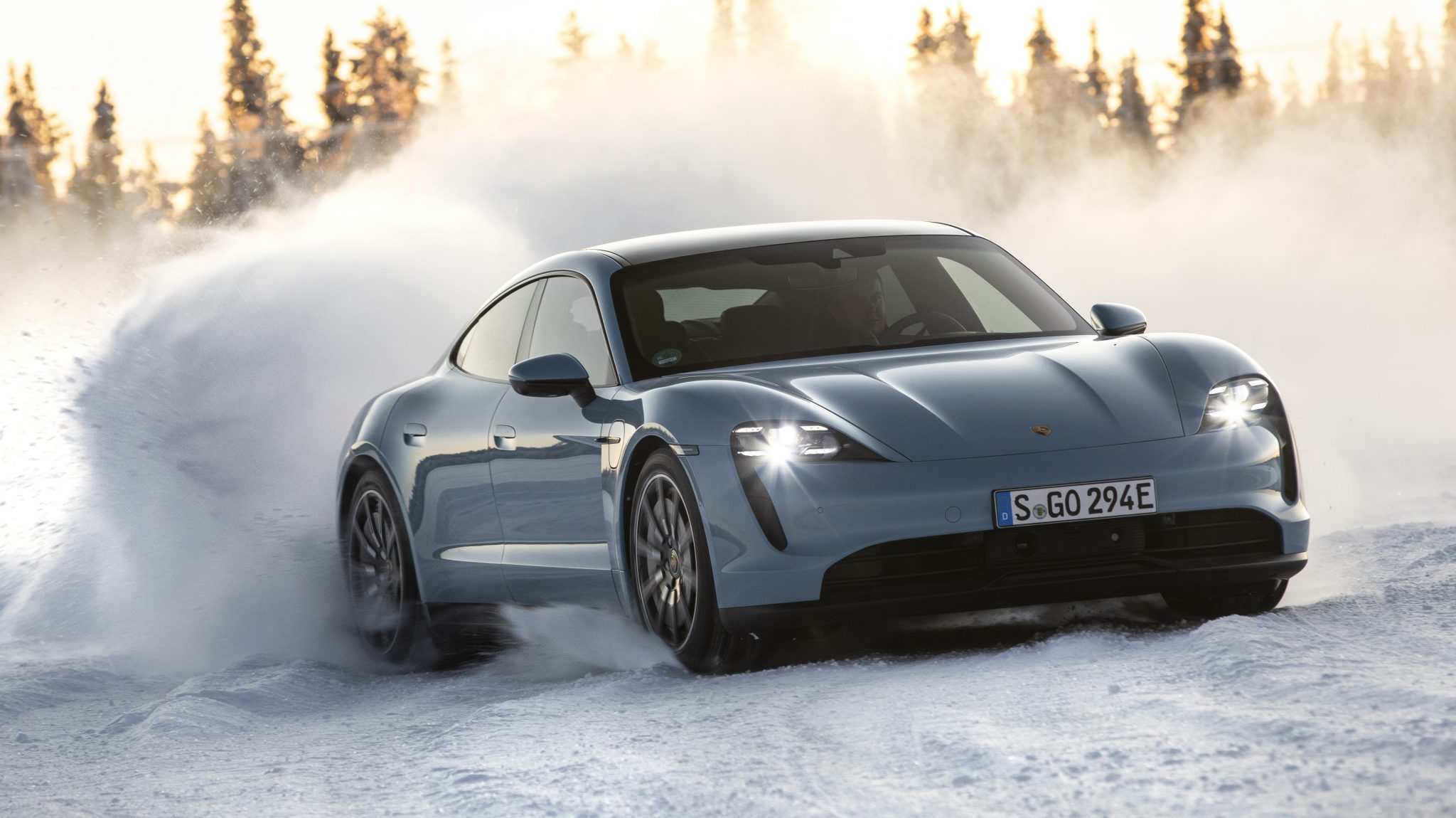 Porsche Taycan 4S drift door de sneeuw