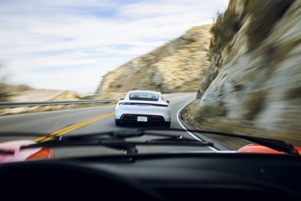 Porsche Taycan rijder achterkant
