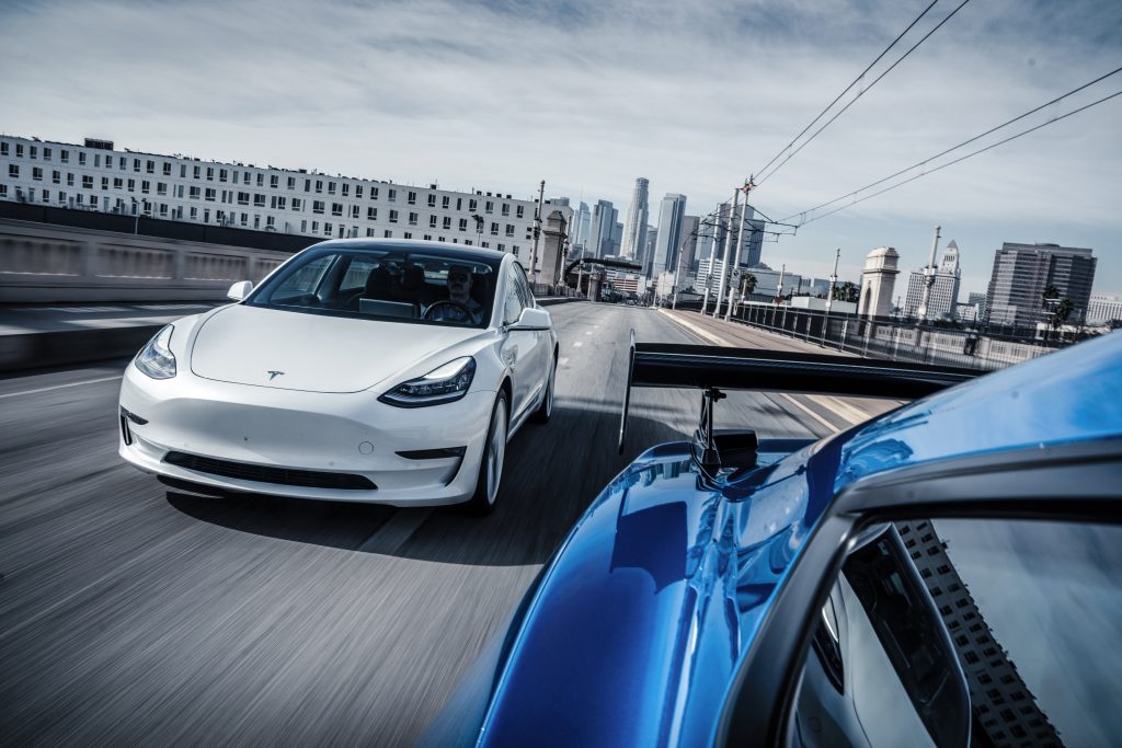 Tesla Model 3 rijder voor vanuit Ford Mustang Shelby GT500