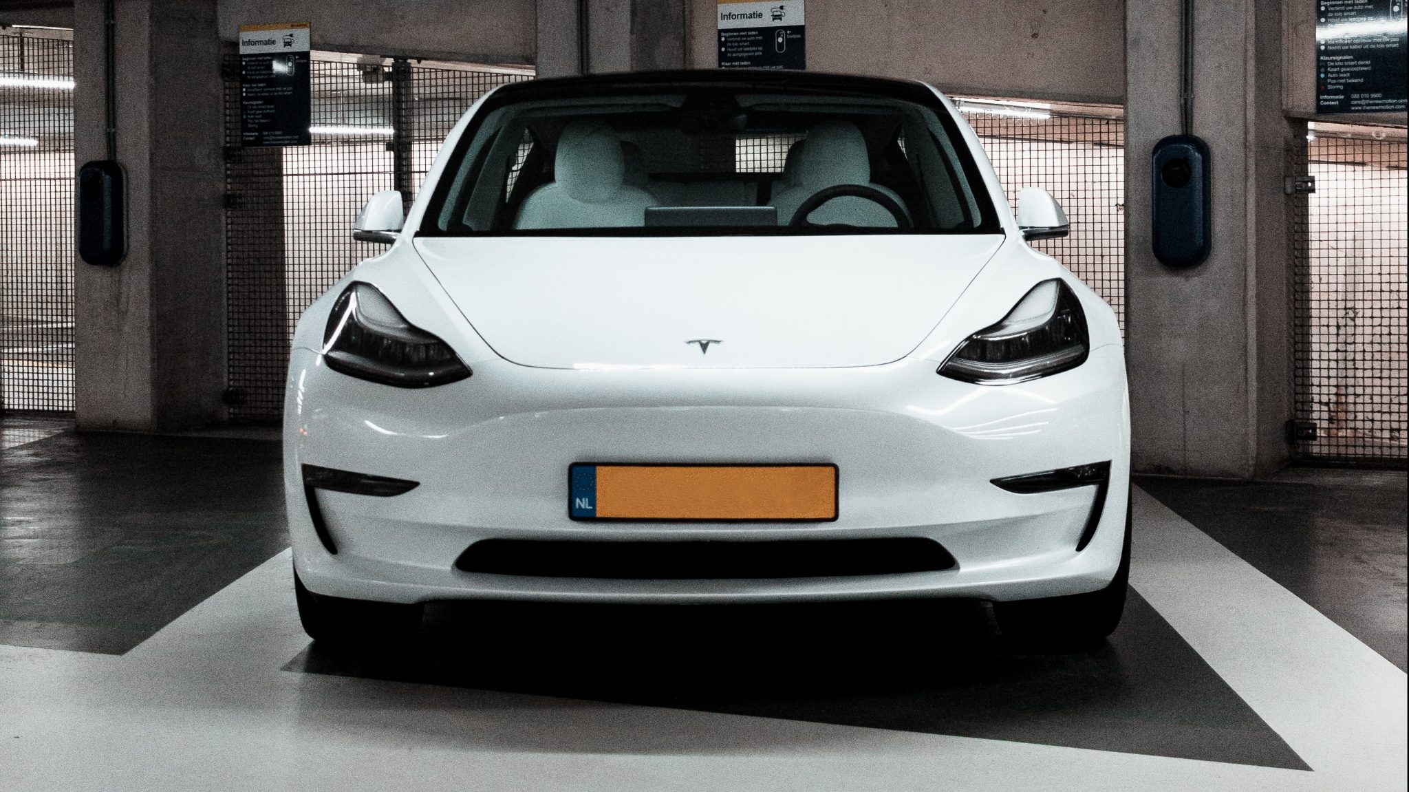 Tesla Model 3 in een parkeergarage aan de laadpaal