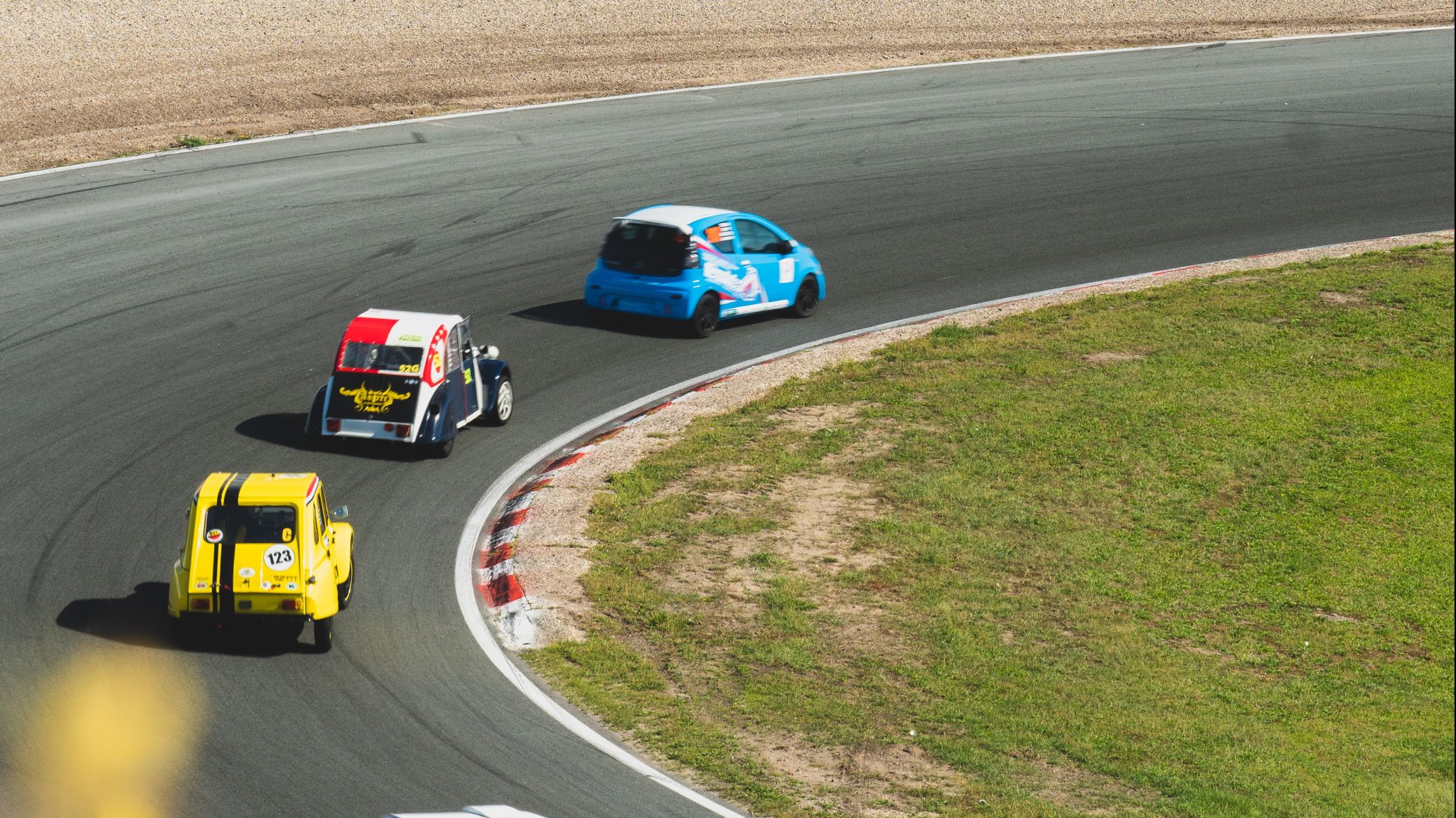 Citroën C1 en 2CV door Tarzanbocht op Circuit Zandvoort