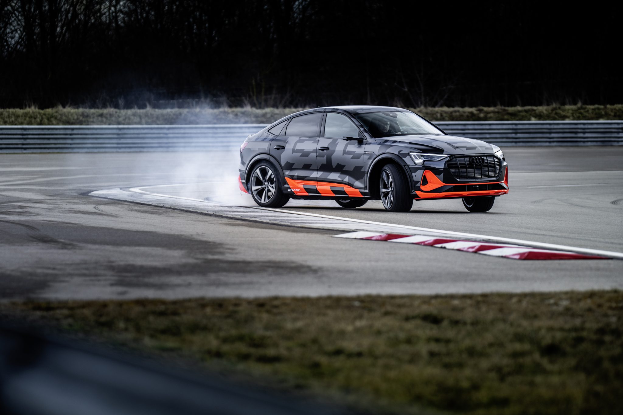 Audi e-tron S Sportback drift op circuit