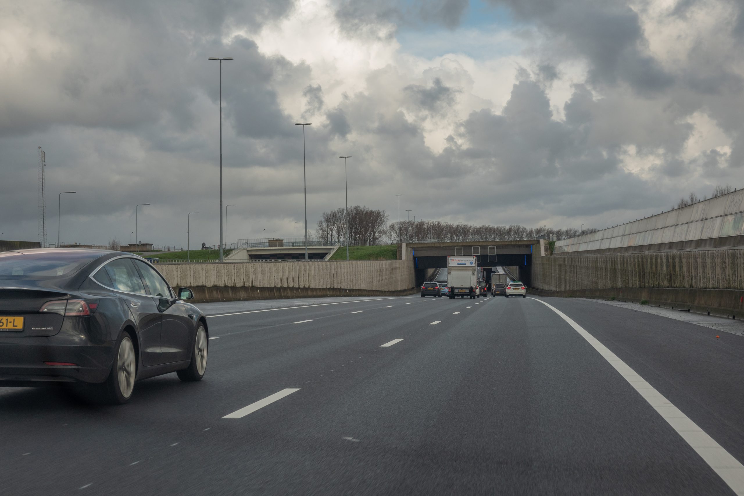 Tesla Model 3 bij aquaduct