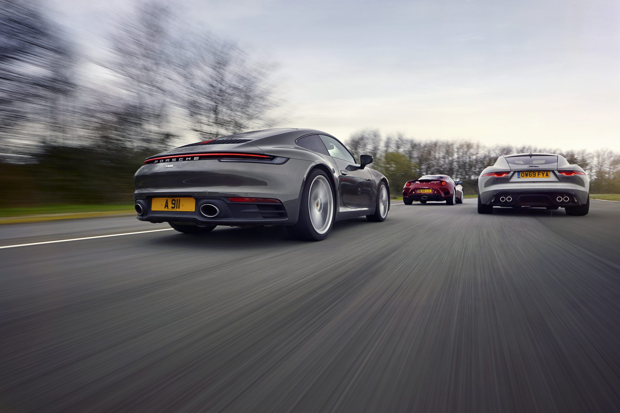aPorsche 911 Carrera 992 van achteren