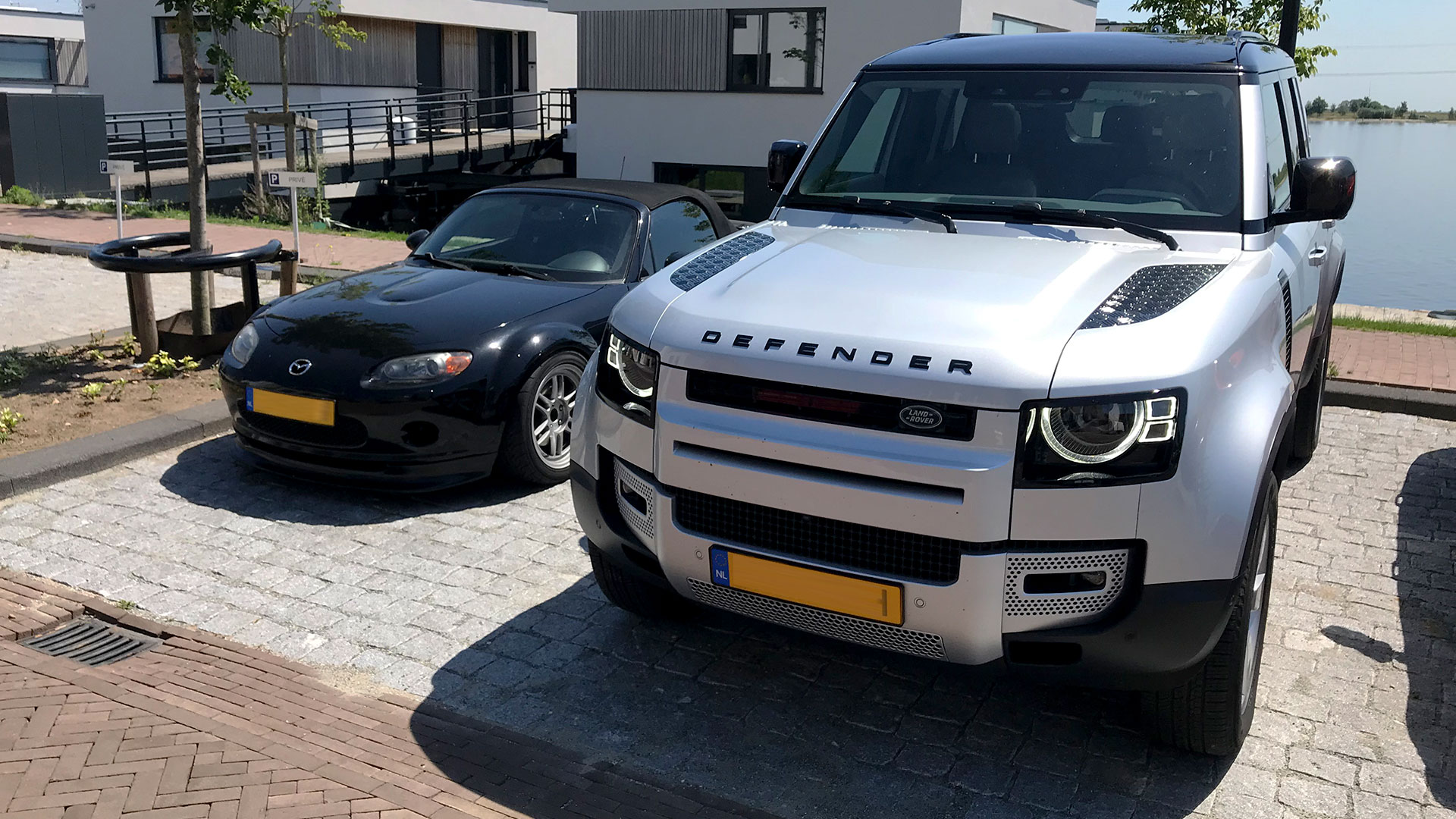 Mazda MX-5 NC 2006 en Land Rover Defender 110 2020
