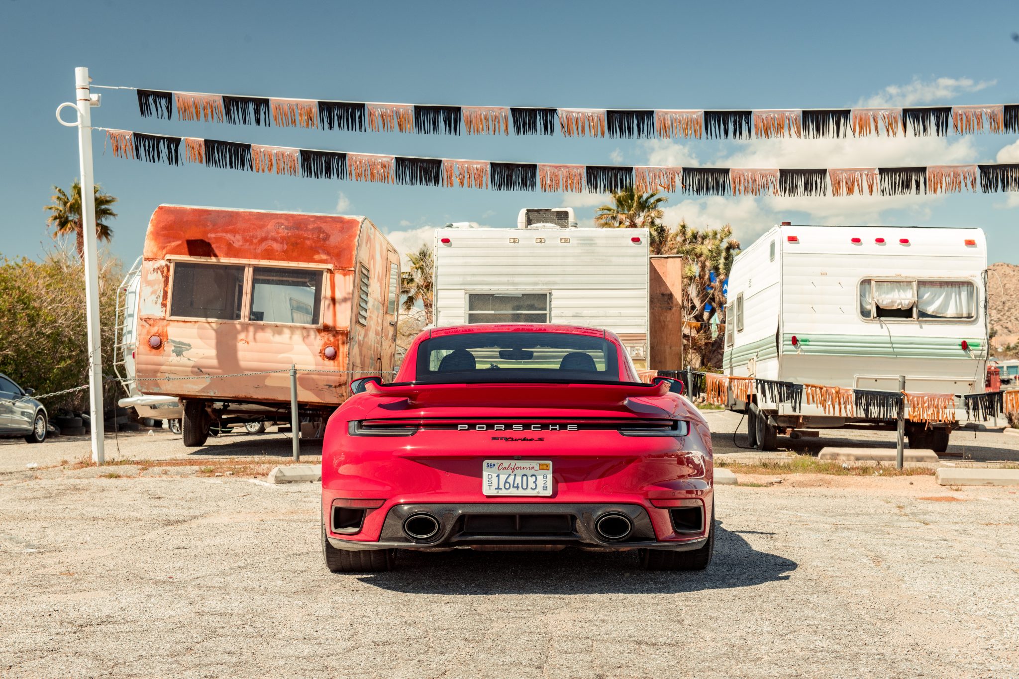 Porsche 911 Turbo S (992) bij caravans en campers op camping in Amerika