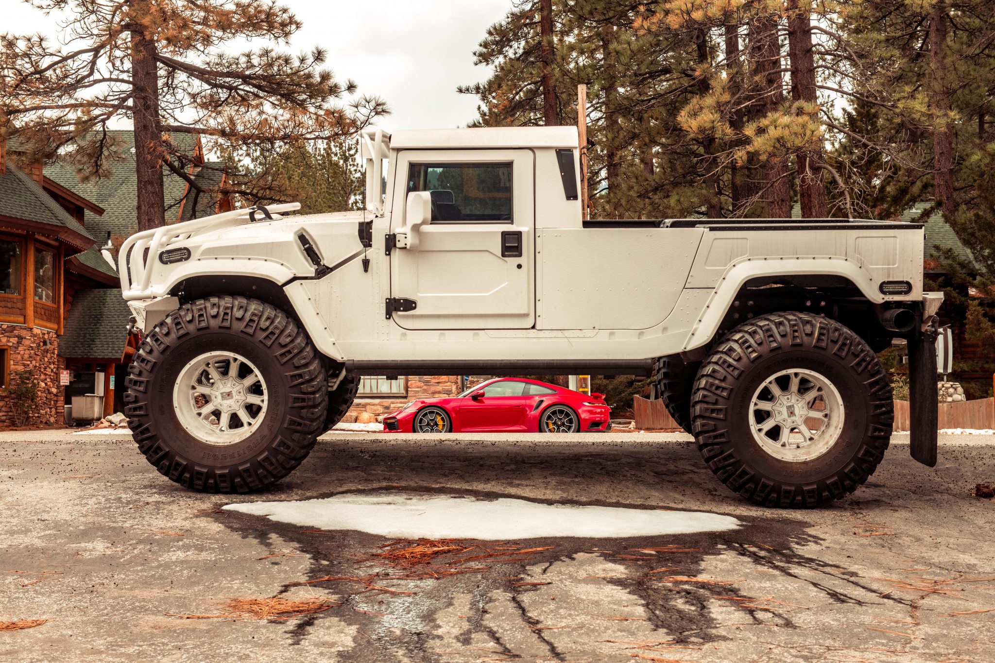 Omgebouwde Hummer H1 en Porsche 911 Turbo S 992