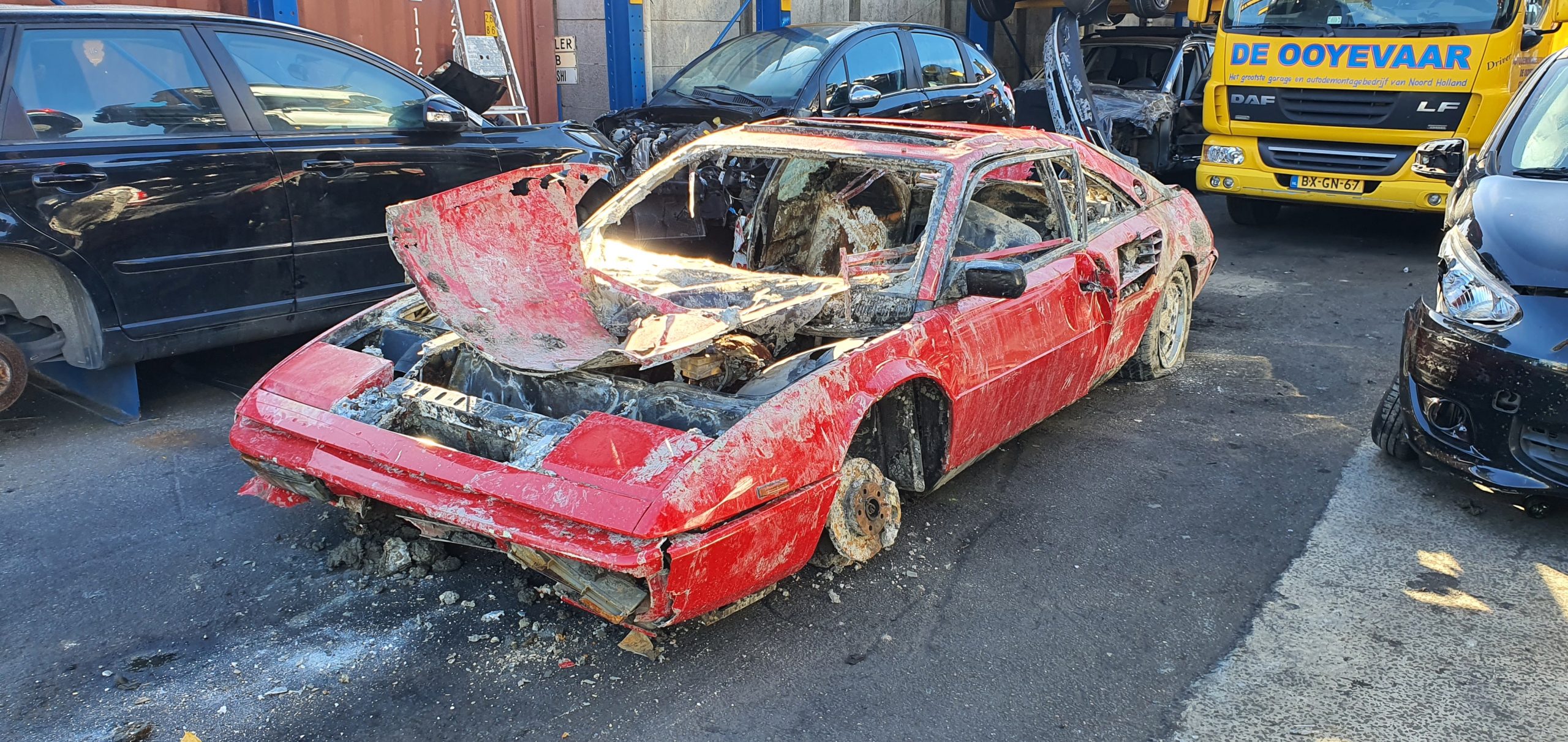 Ferrari Mondial (1987) uit rivier het IJ in Amsterdam