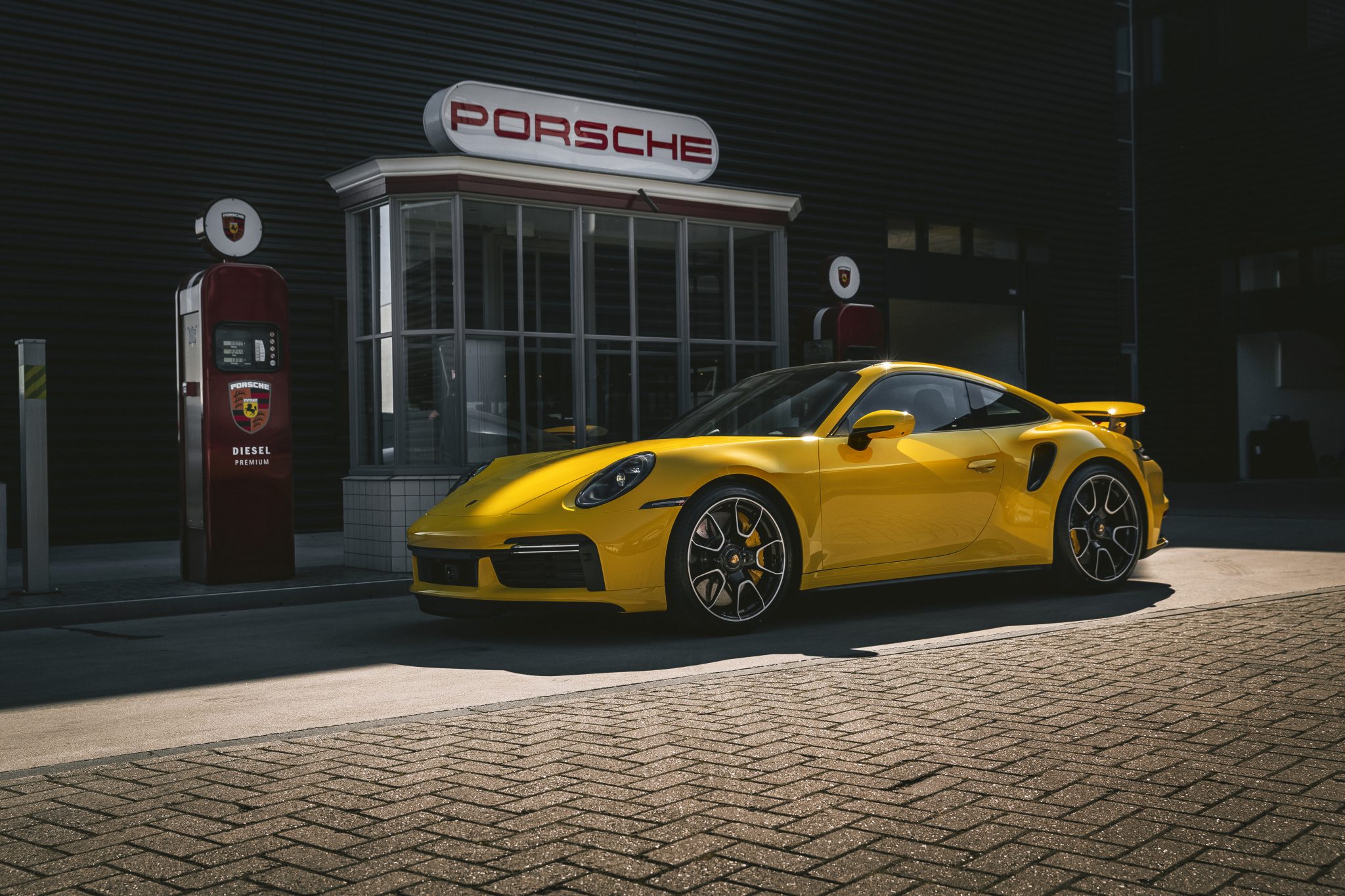 Porsche 911 Turbo S Geel in Nederland