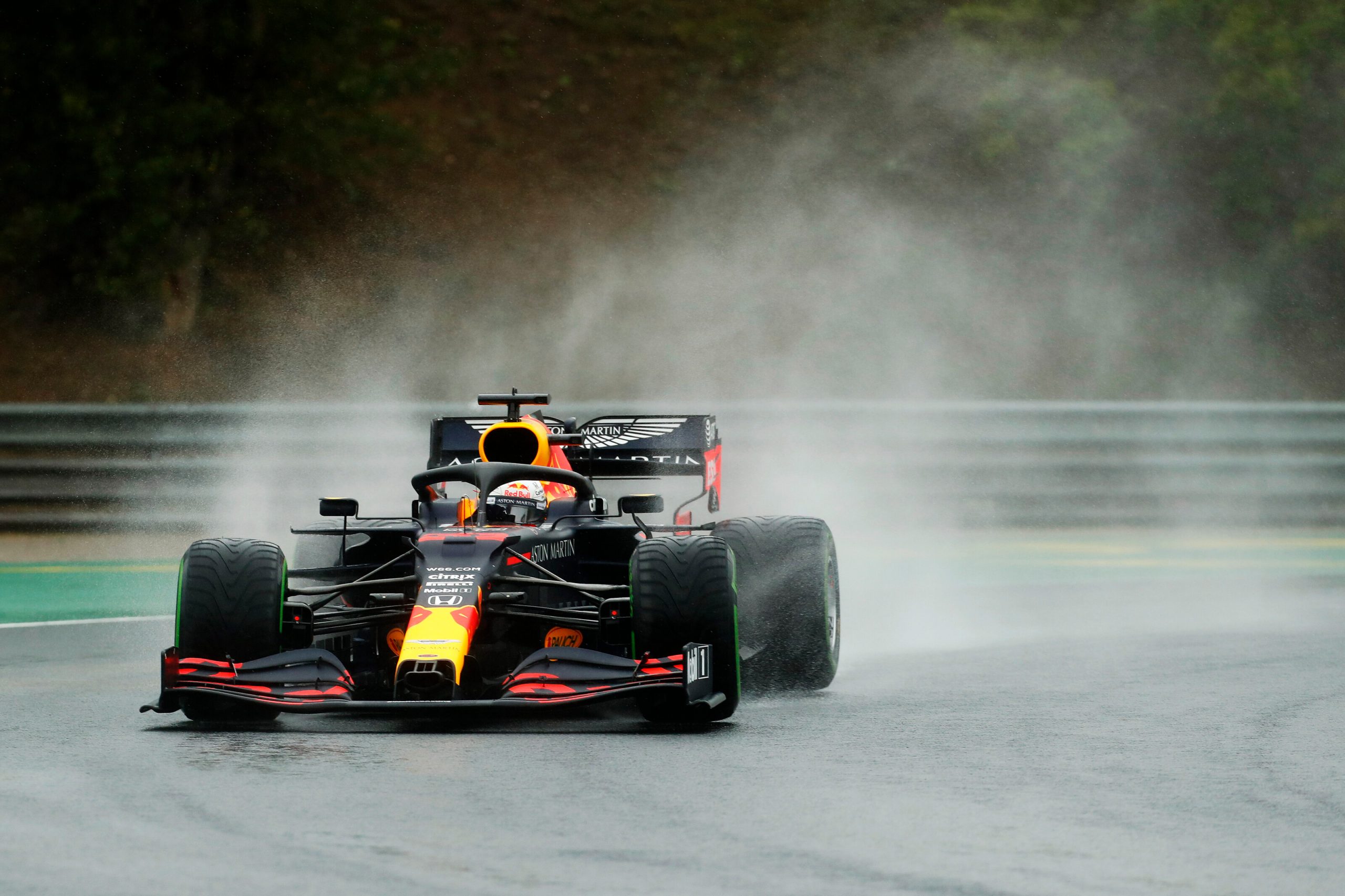 Verstappen crasht tijdens opwarmronde in Hongarije