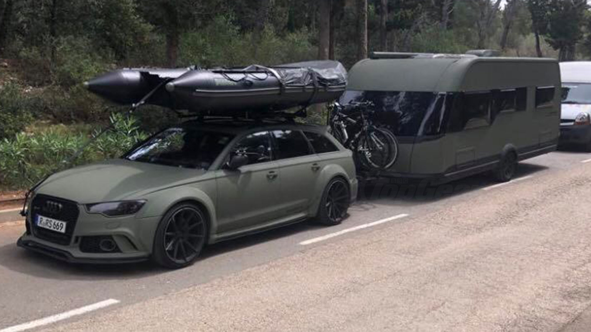 Audi RS 6 met matchende caravan matgroen
