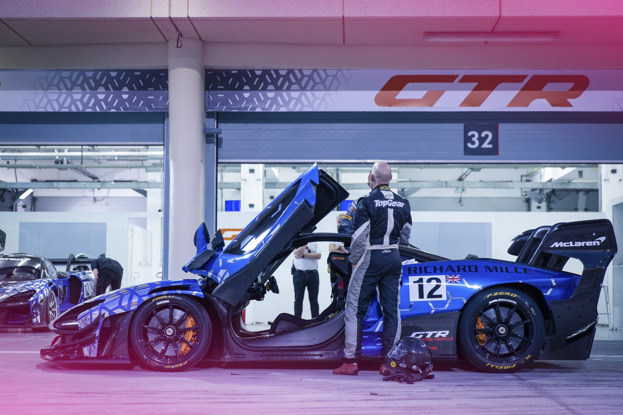 Brabham BT62 vs McLaren Senna GTR
