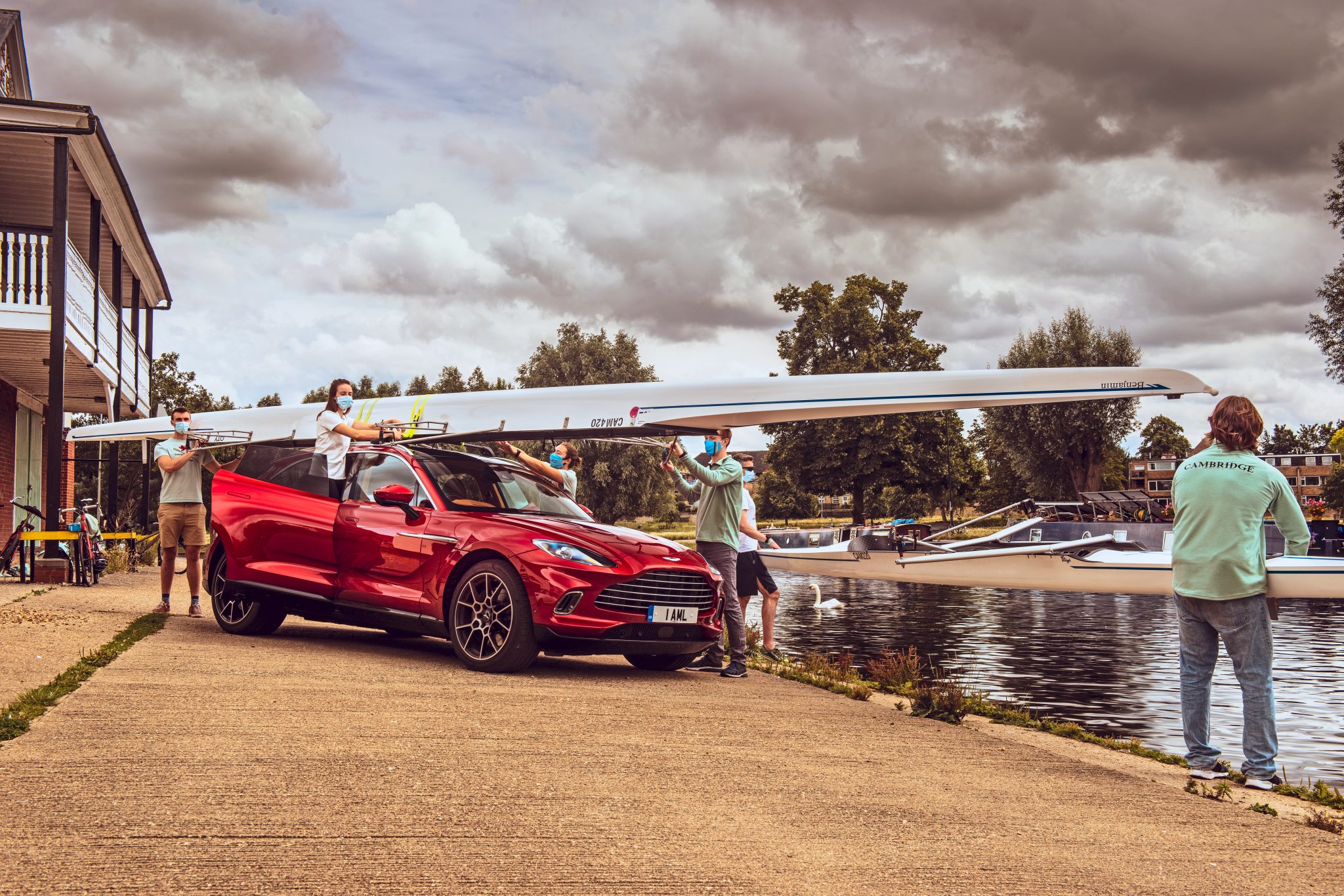 Roeiboot op het dak vn een Aston Martin DBX 2020