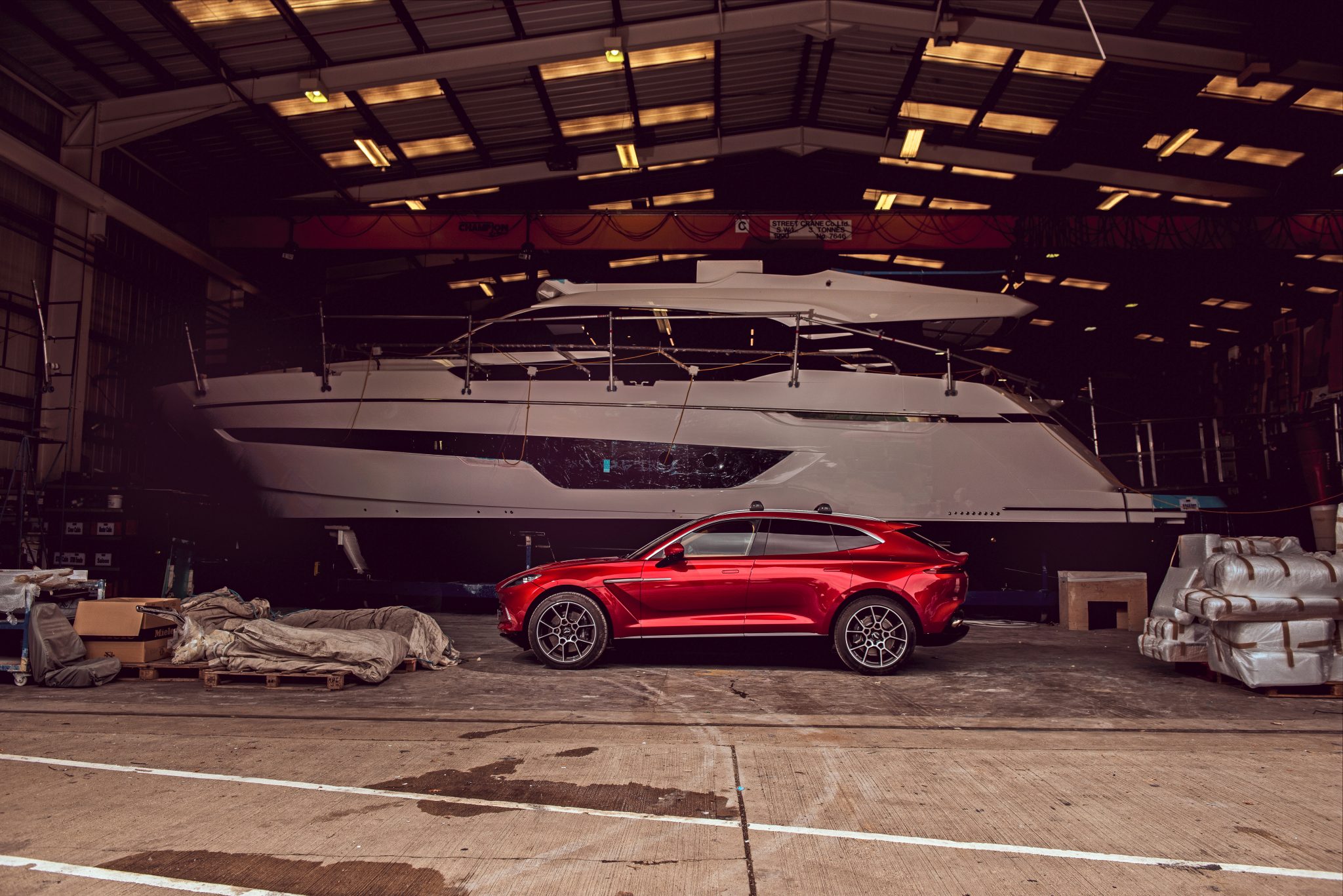 Zijkant en boot Aston Martin DBX 2020