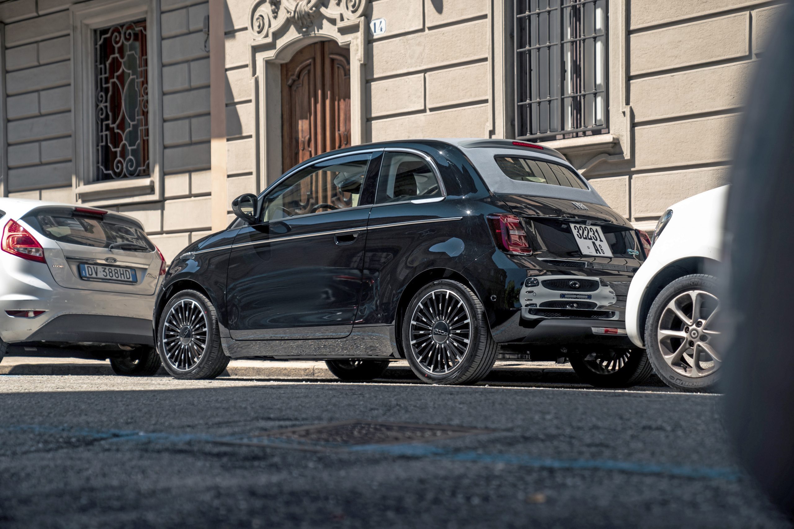 Strak geparkeerd Fiat 500C La Prima