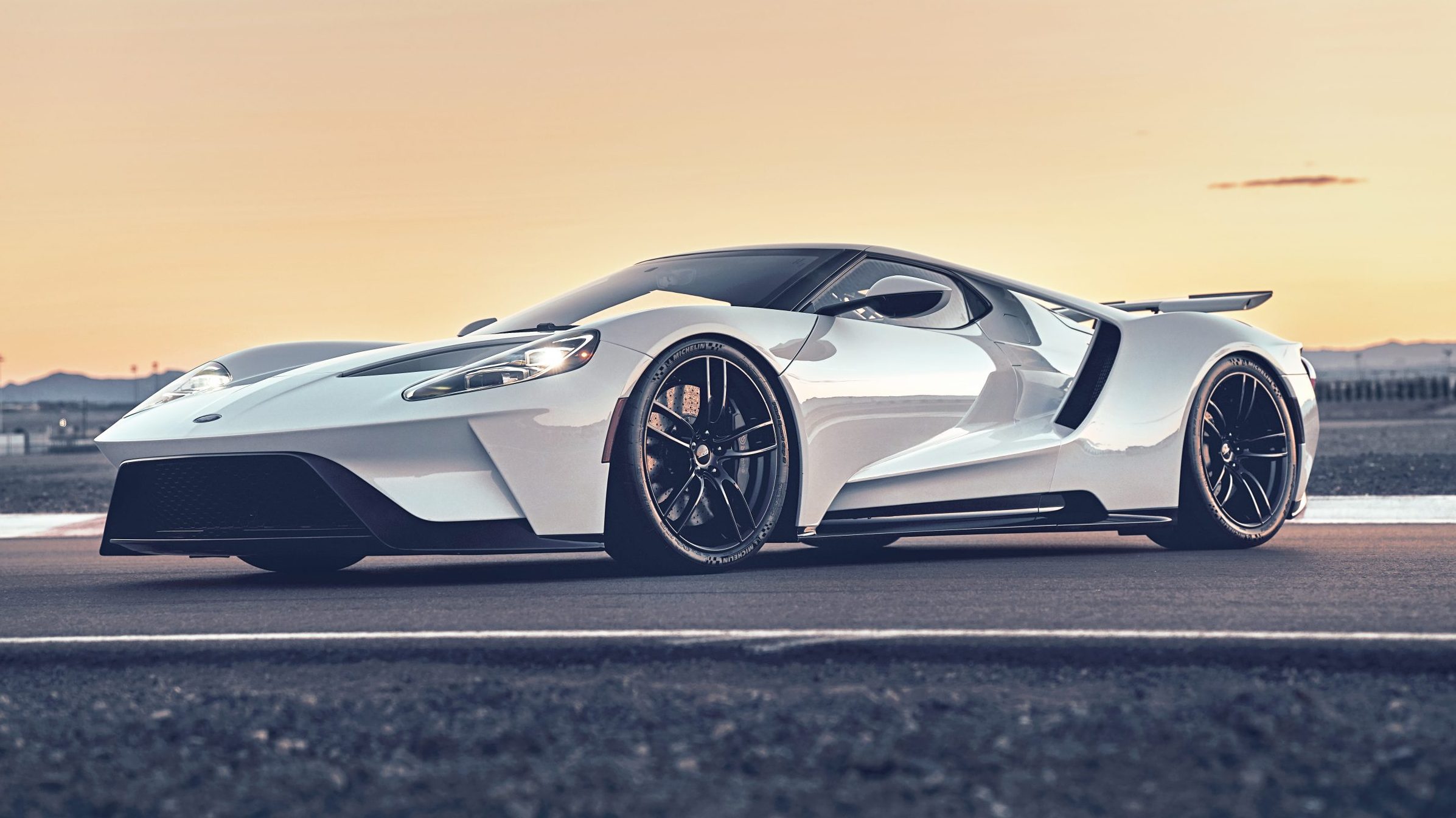 Ford GT wit op circuit