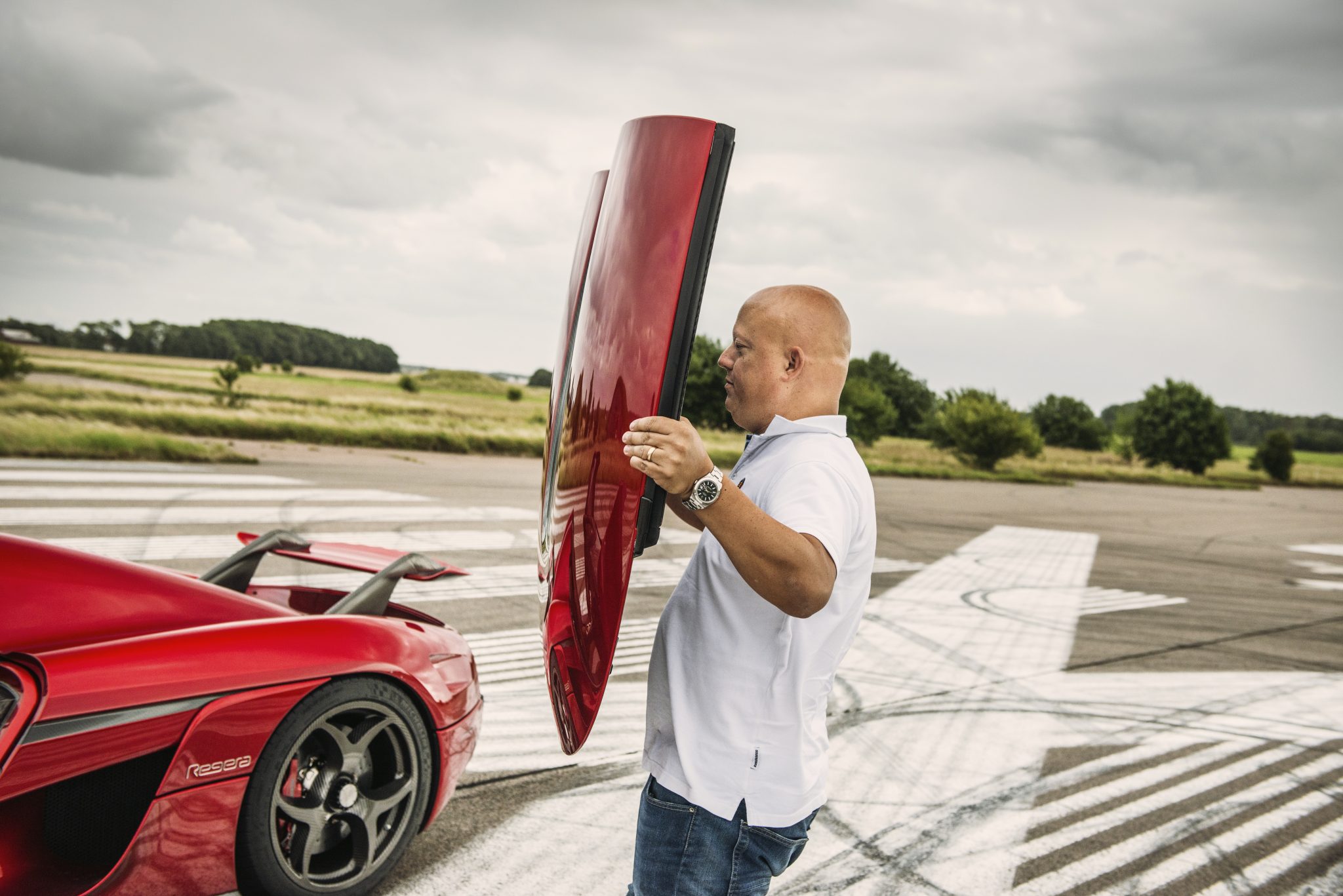 Christian von Koeningsegg met het dak van de Regera