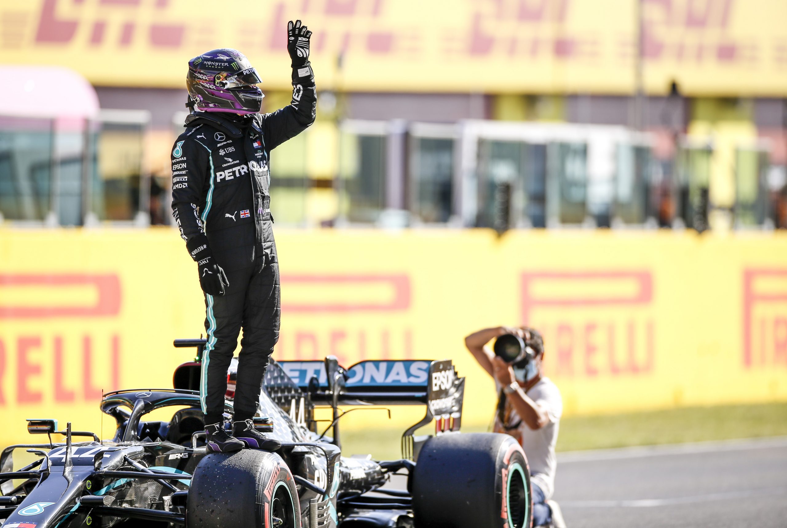 Lewis Hamilton op zijn F1-auto op Mugello tijdens GP van Toscane