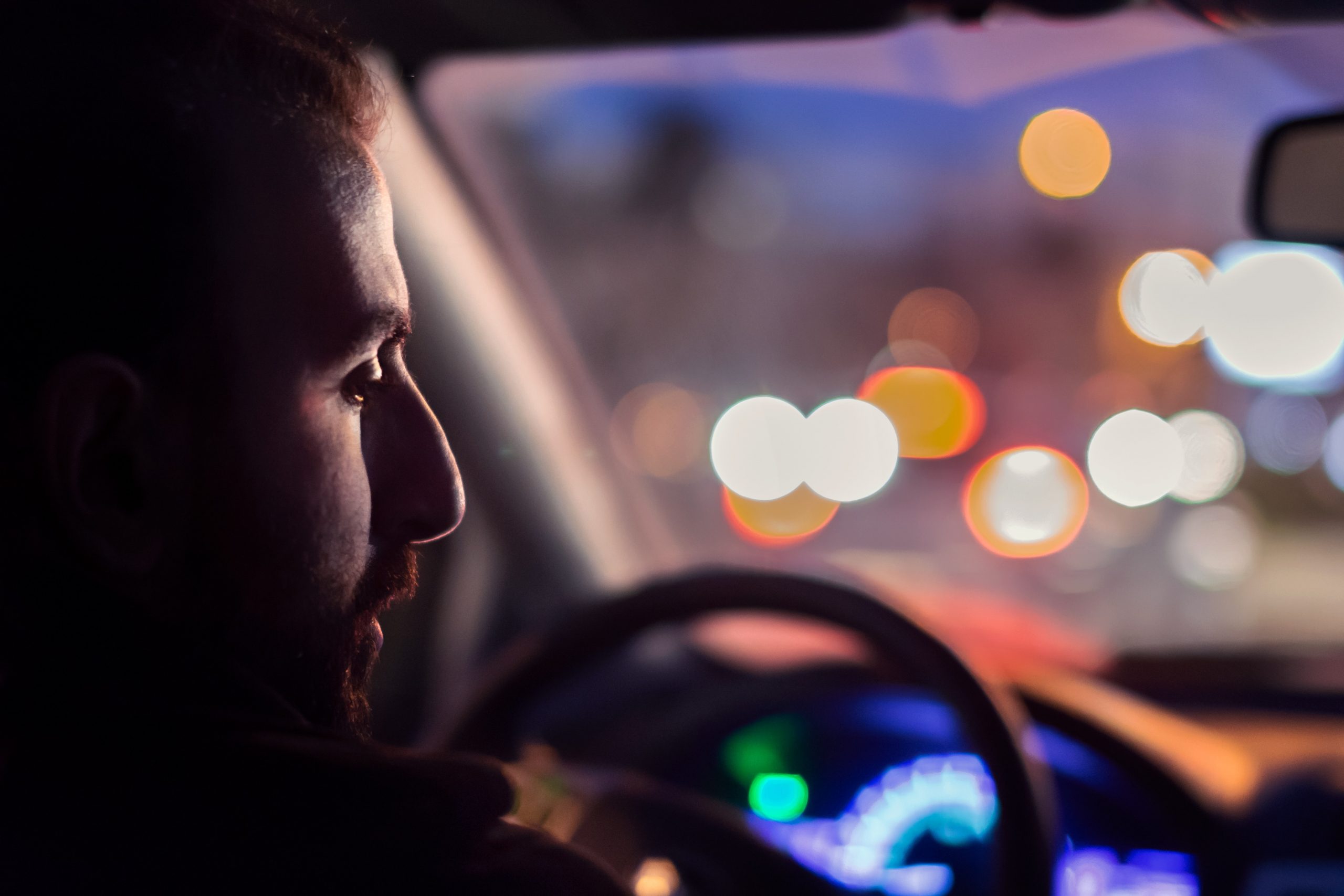 praten tegen auto - man in de nacht