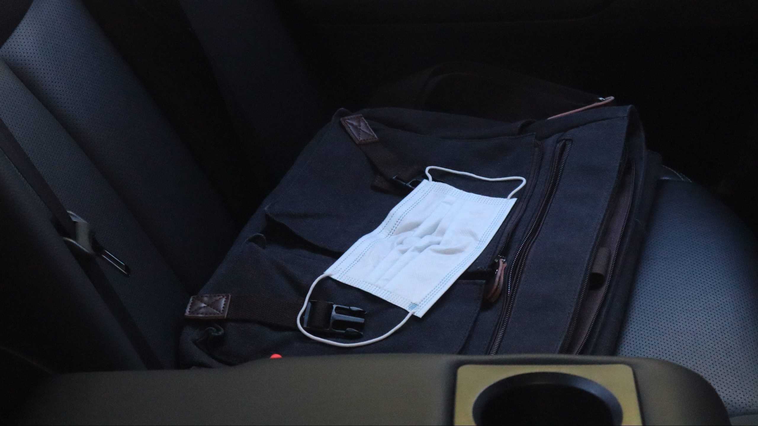 Mondkapje in auto op achterbank
