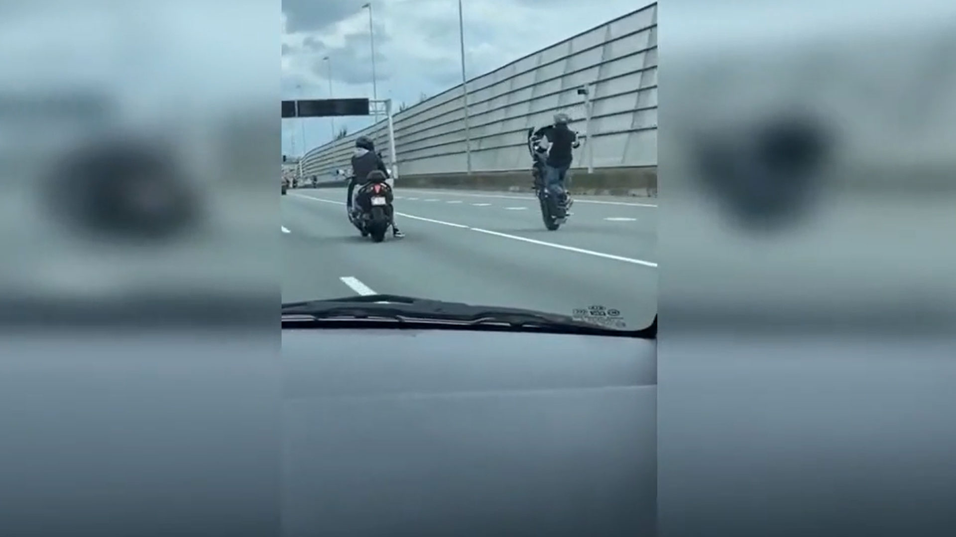 Motorrijders wheelie a8