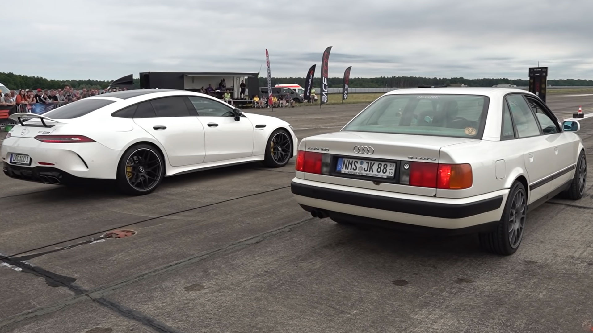 Audi 100 quattro dragrace tegen AMG
