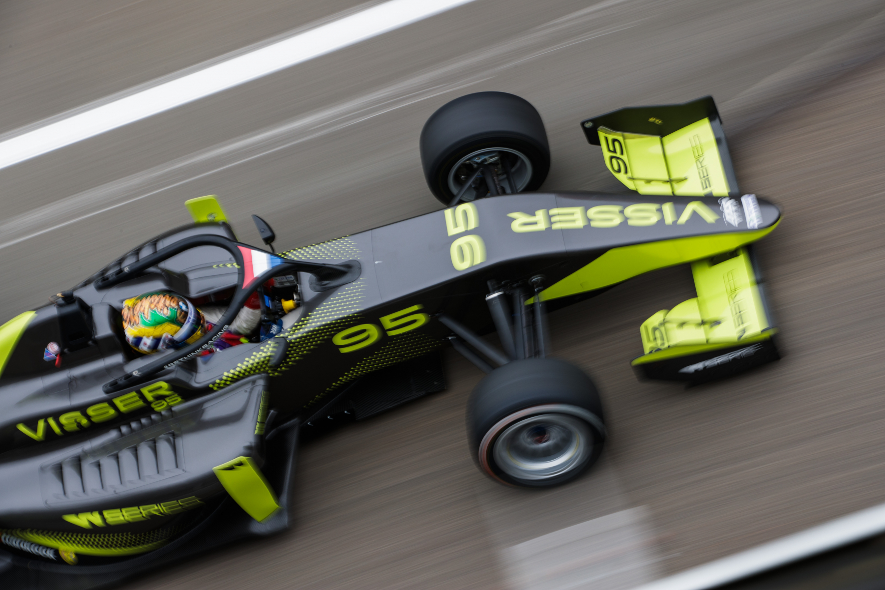 Beitske Visser in de W Series-auto