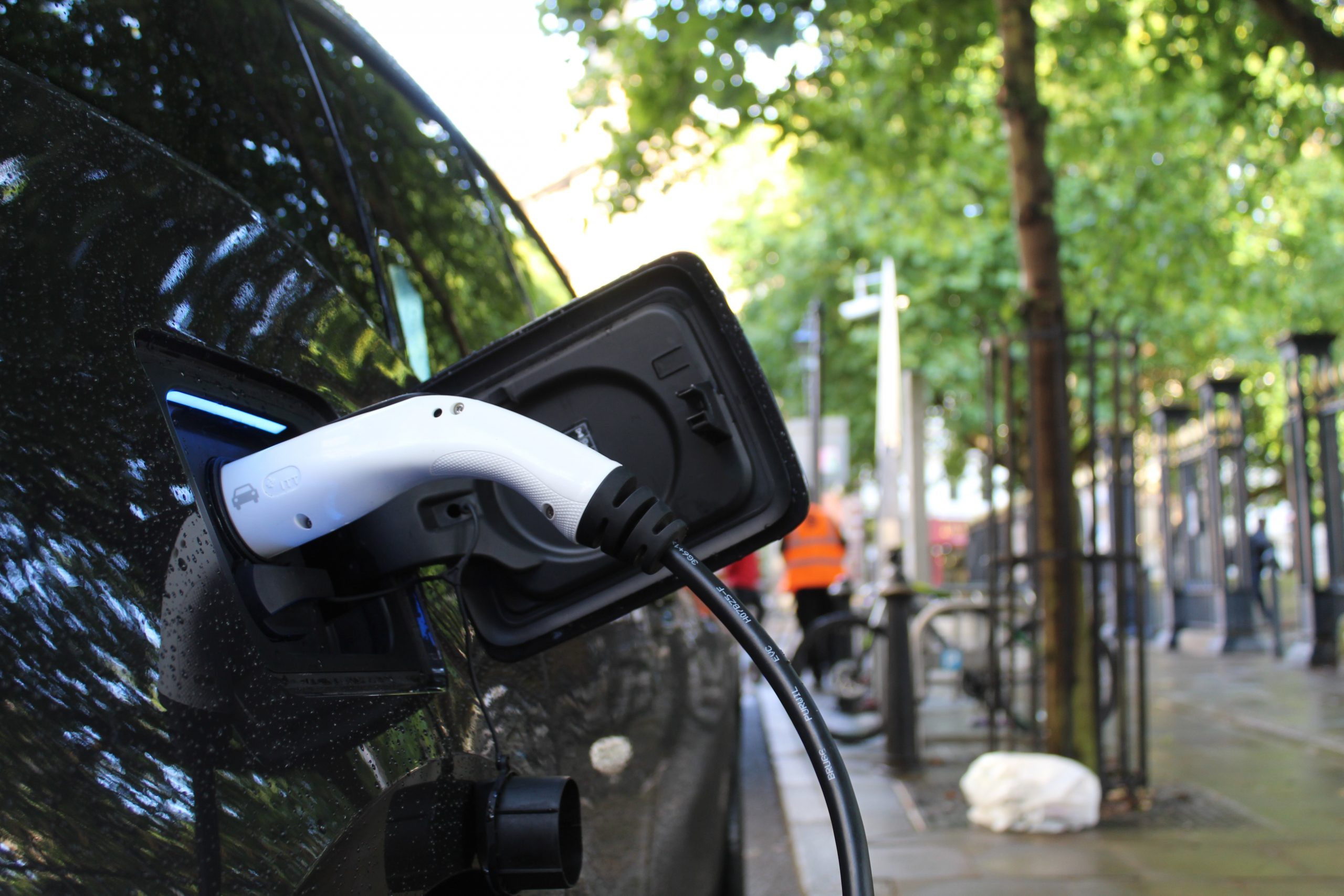 Wegrijden in elektrische auto met laadkabel er nog in?