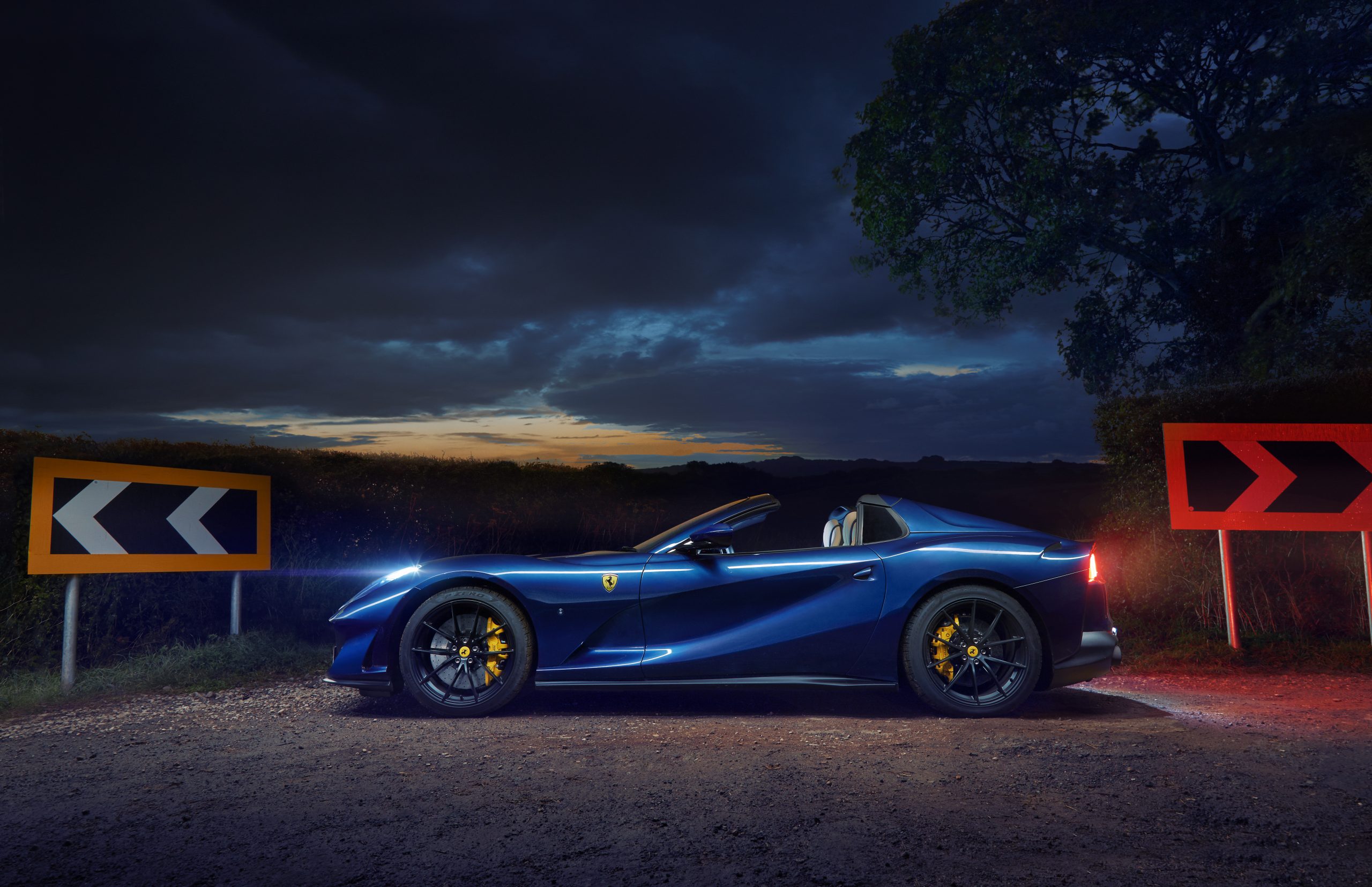 Zijkant zijaanzicht Ferrari 812 GTS