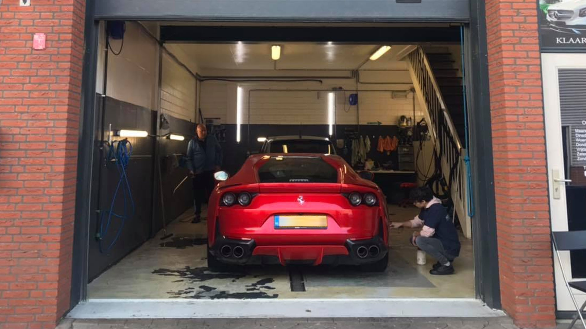 Ferrari 812 Superfast wordt schoongemaakt
