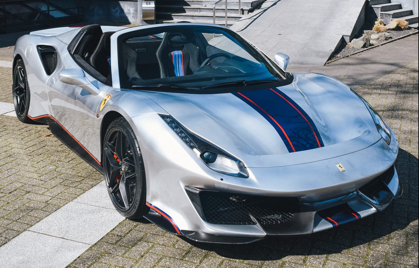 Ferrari 488 Pista Spider bij Kroymans in Hilversum