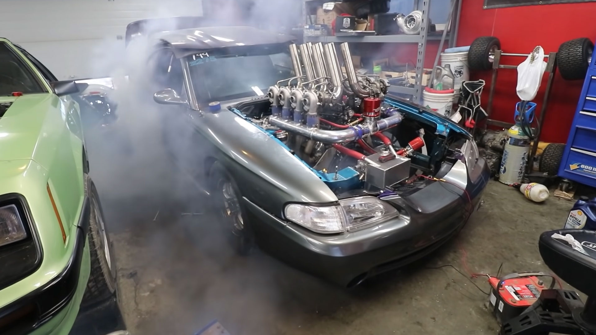Ford Mustang met 8 turbo's doet een burnout