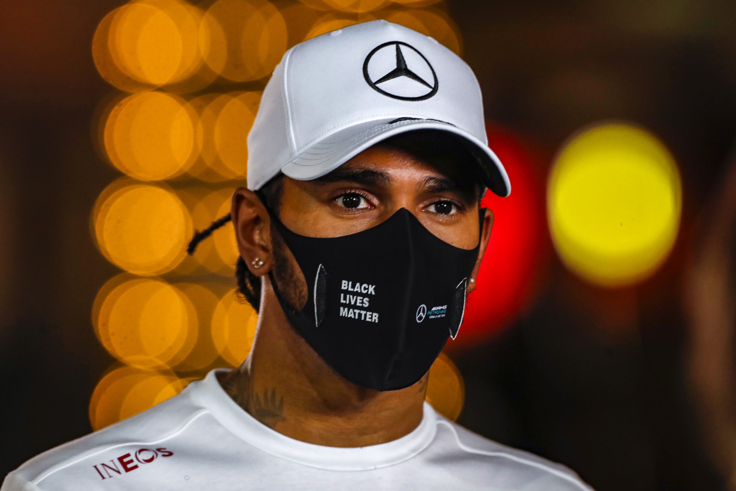 Lewis Hamilton met mondkapje Mercedes