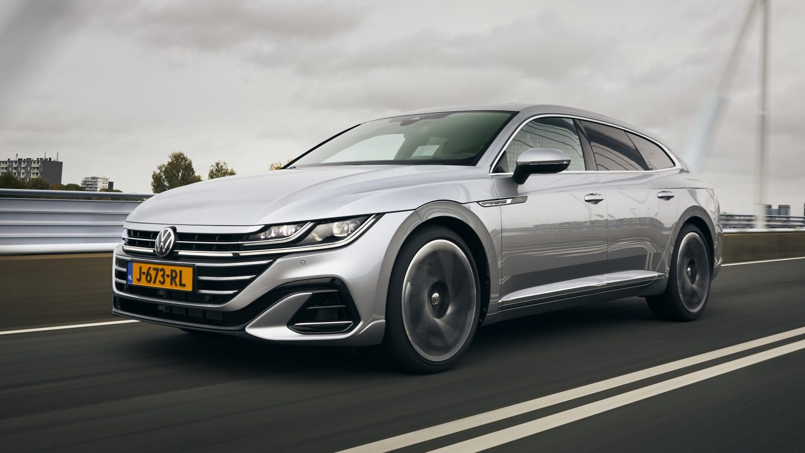 Volkswagen Arteon Shooting Brake 2.0 TSI op de snelweg in Nederland