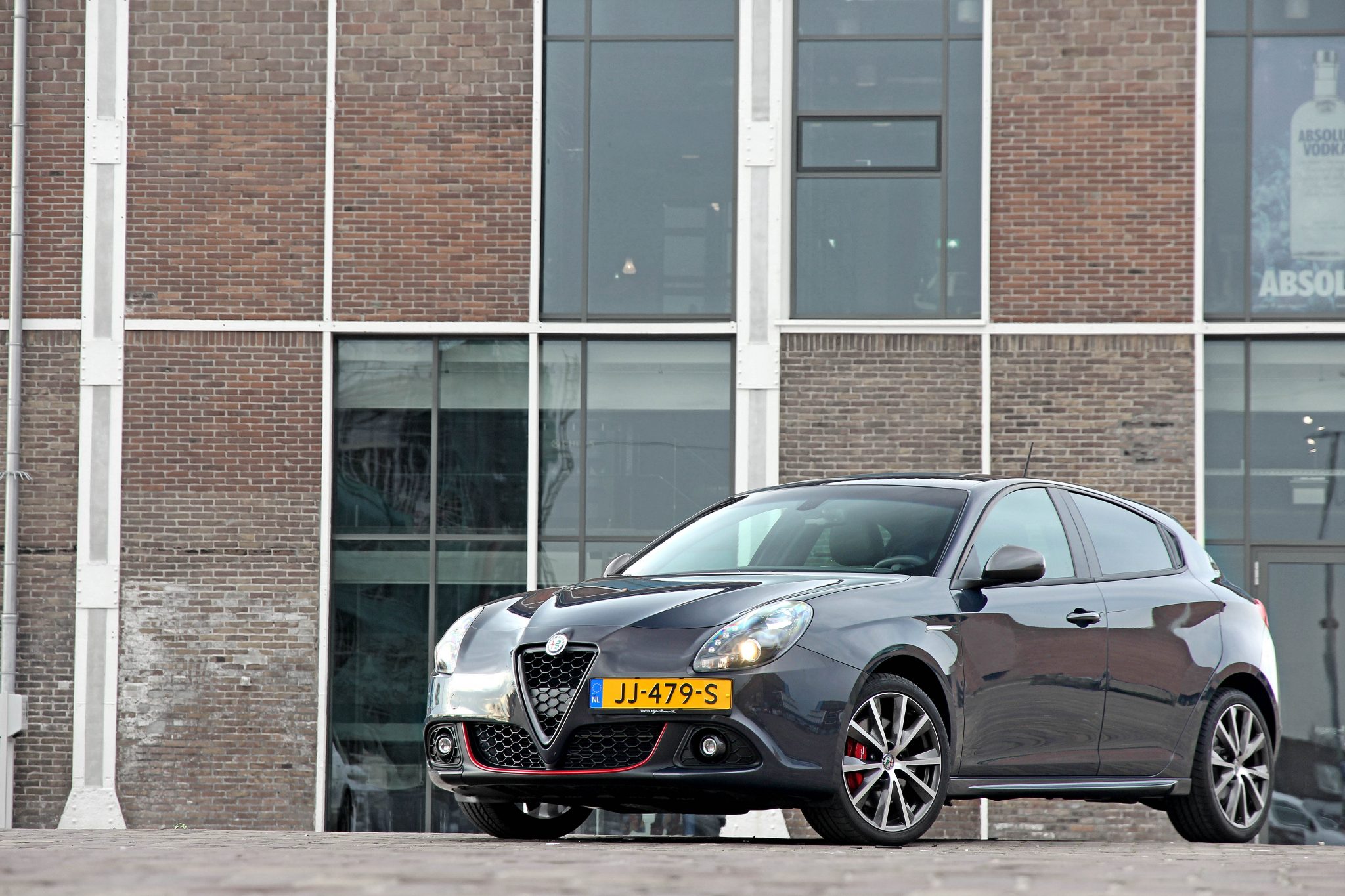 Grijze Alfa Romeo Giulietta op Nederlands kenteken