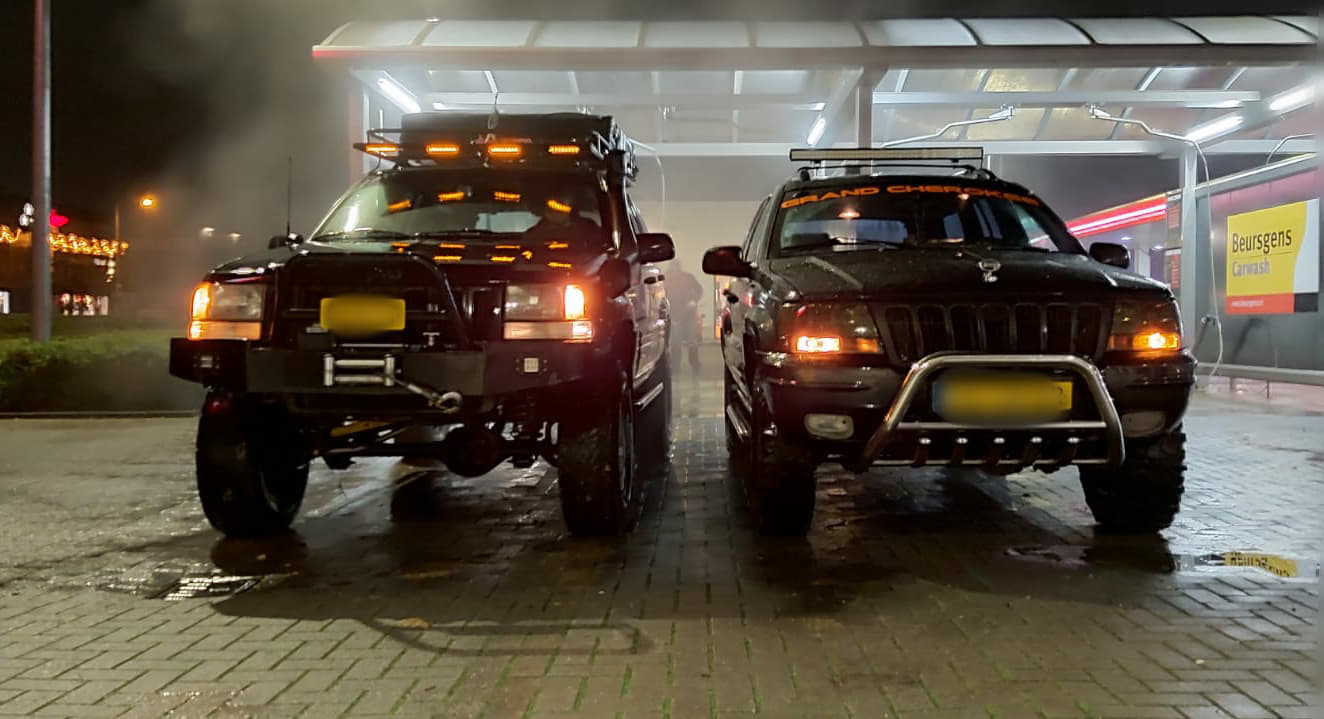 Jeep Cherokee in de greppel (broers)
