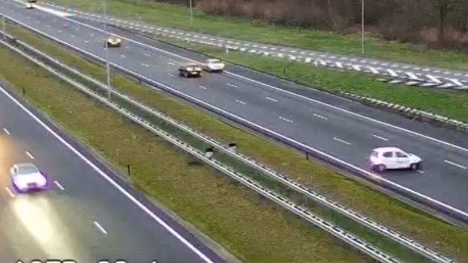 Auto keert op A27