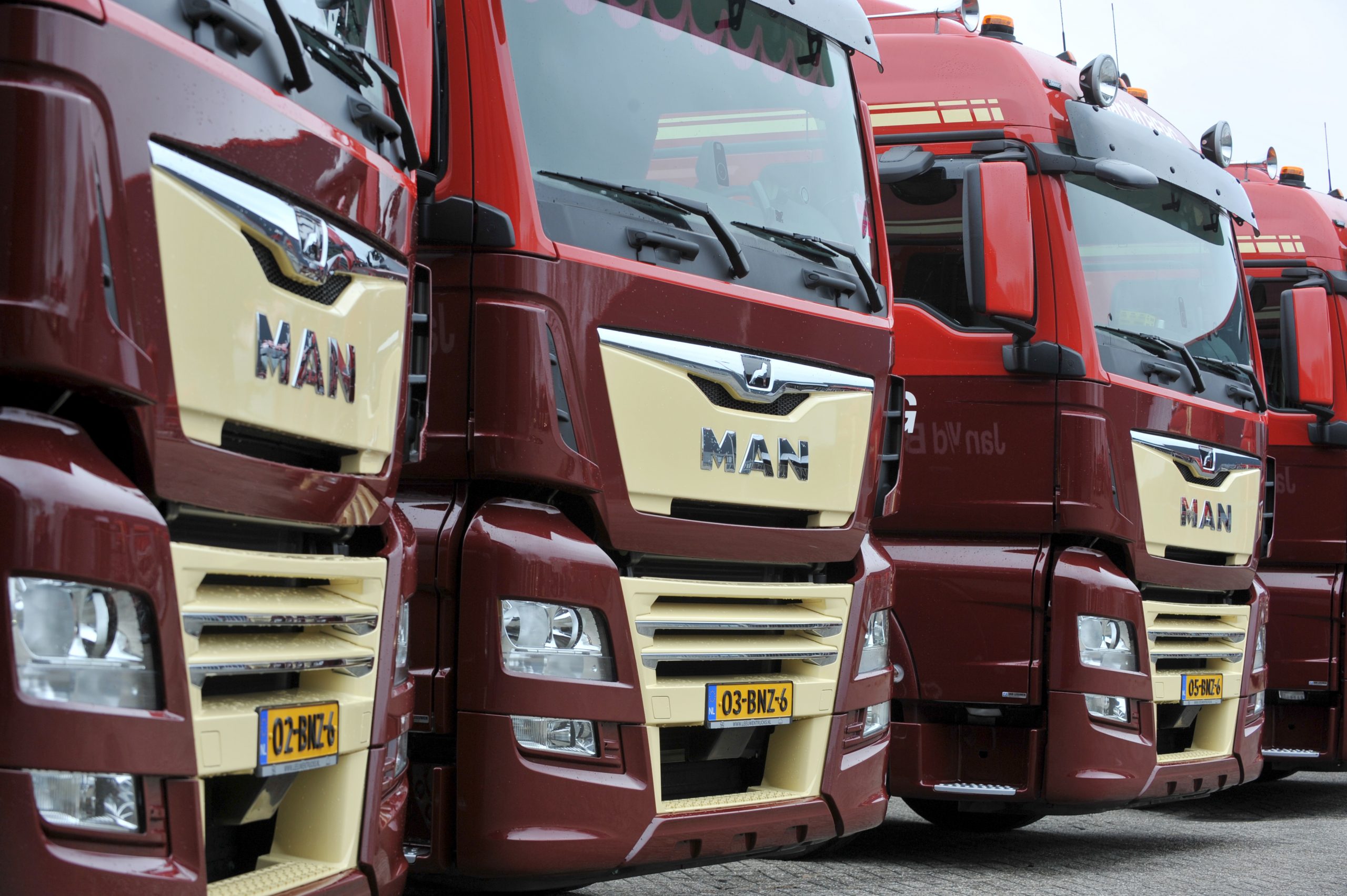 Waarom flitsen vrachtwagens op de snelweg?